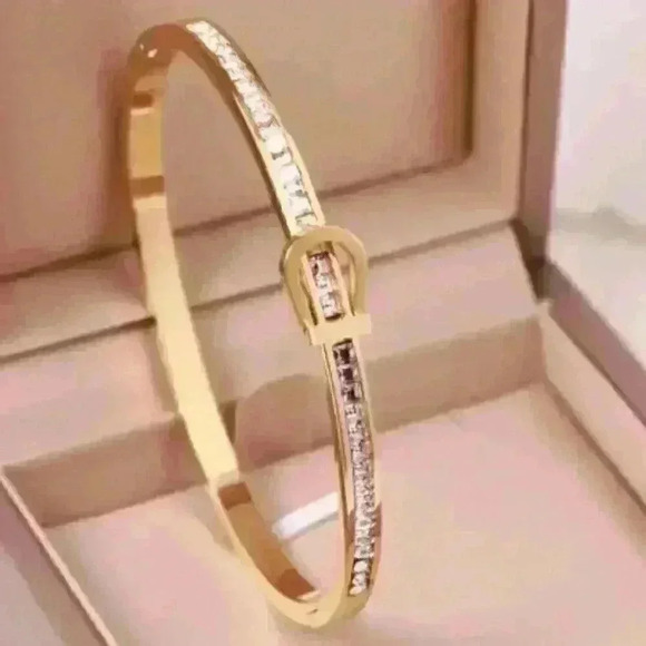 New Gold Belt Bracelet: Elegant Gold-Tone Bracelet with a Belt-Inspired Design
